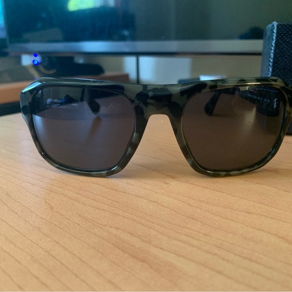 Prada sunglasses new I’ve never used - Picture 2 of 6